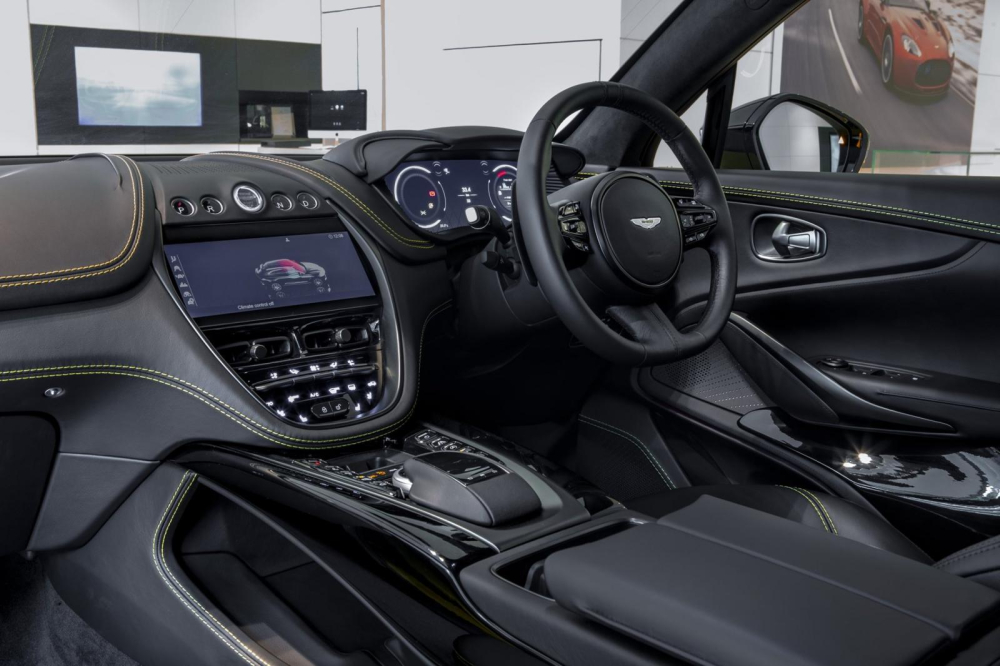 B&ecirc;n trong khoang l&aacute;i, chiếc SUV hạng sang cỡ lớn Aston Martin DBX Intrepid Aura sở hữu nội thất m&agrave;u tối với ghế ngồi bọc da cao cấp m&agrave;u đen c&ugrave;ng chỉ kh&acirc;u tương phản m&agrave;u v&agrave;ng nổi bật t&ocirc;ng xuyệt t&ocirc;ng với m&agrave;u sơn ở ngoại thất l&agrave; Yellow Tang.