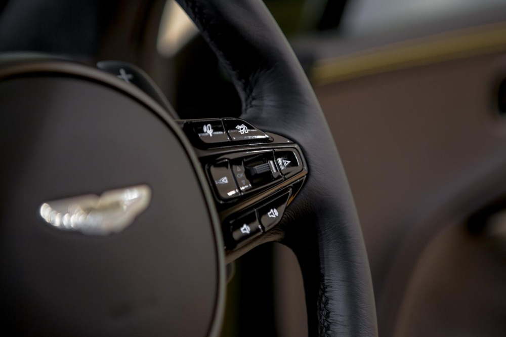 Ngo&agrave;i ra, Aston Martin DBX 2020 c&ograve;n c&oacute; kh&oacute;a vi sai điện tử ở cầu sau. Theo Aston Martin, hệ dẫn động 4 b&aacute;nh 4WD v&agrave; hệ thống treo của DBX 2020 l&agrave; do h&atilde;ng tự ph&aacute;t triển, kh&ocirc;ng d&ugrave;ng chung với Mercedes-Benz. Hệ thống treo c&oacute; thể n&acirc;ng l&ecirc;n 45 mm hoặc hạ xuống 50 mm.