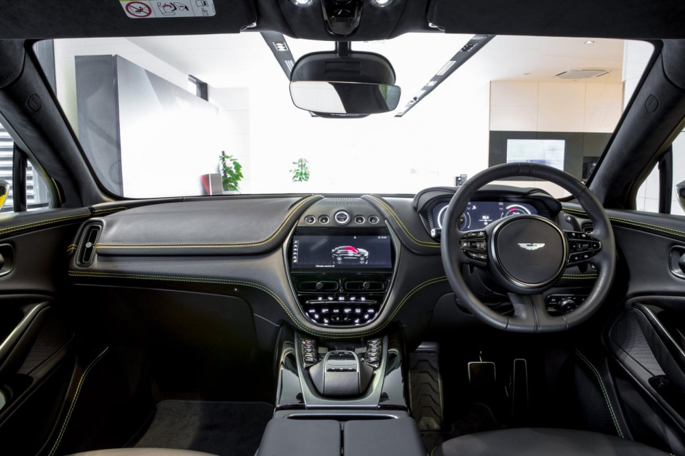 Bước v&agrave;o b&ecirc;n trong SUV hạng sang cỡ lớn Aston Martin DBX 2020, người d&ugrave;ng được ch&agrave;o đ&oacute;n bằng kh&ocirc;ng gian nội thất như khoang l&aacute;i m&aacute;y bay. Cửa sổ trời to&agrave;n cảnh Panorama ph&iacute;a tr&ecirc;n sẽ mang đến &aacute;nh s&aacute;ng cho nội thất. Nếu kh&ocirc;ng th&iacute;ch, kh&aacute;ch h&agrave;ng c&oacute; thể che cửa sổ trời bằng r&egrave;m chỉnh điện l&agrave;m từ Alcantara. Đ&acirc;y l&agrave; r&egrave;m che cửa sổ trời đầu ti&ecirc;n trong ng&agrave;nh c&ocirc;ng nghiệp &ocirc; t&ocirc; thế giới.
