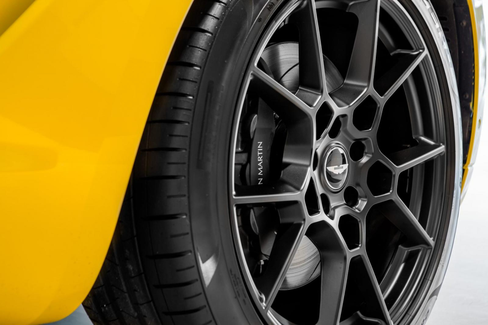 Chưa dừng lại đ&oacute;, chiếc SUV hạng sang cỡ lớn Aston Martin DBX mới ra mắt thị trường Malaysia c&oacute; th&ecirc;m trang bị Intrepid Aura sở hữu bộ m&acirc;m 22 inch mang t&ecirc;n gọi Sport Satin với m&agrave;u sơn đen mờ l&agrave;m t&ocirc;ng m&agrave;u chủ đạo.