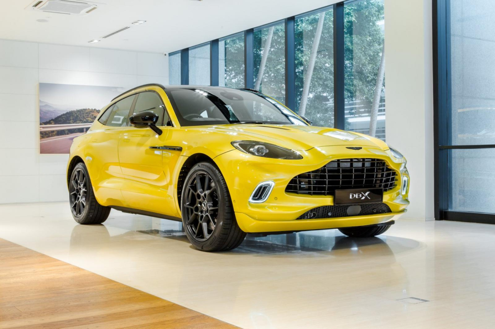 Cụ thể, chiếc SUV hạng sang cỡ lớn Aston Martin DBX mới ra mắt thị trường Malaysia l&agrave; phi&ecirc;n bản c&oacute; th&ecirc;m trang bị Intrepid Aura rất c&aacute; t&iacute;nh khiến gi&aacute; b&aacute;n của xe tăng th&ecirc;m gần 800 triệu đồng, l&ecirc;n mức 958.000 RM, tương đương 5,4 tỷ đồng. Trước đ&oacute;, gi&aacute; xe Aston Martin DBX tại Malaysia được c&ocirc;ng bố ở mức 818.000 RM (khoảng 4,6 tỷ đồng), chưa t&iacute;nh thuế ph&iacute; v&agrave; c&aacute;c trang bị t&ugrave;y chọn. 