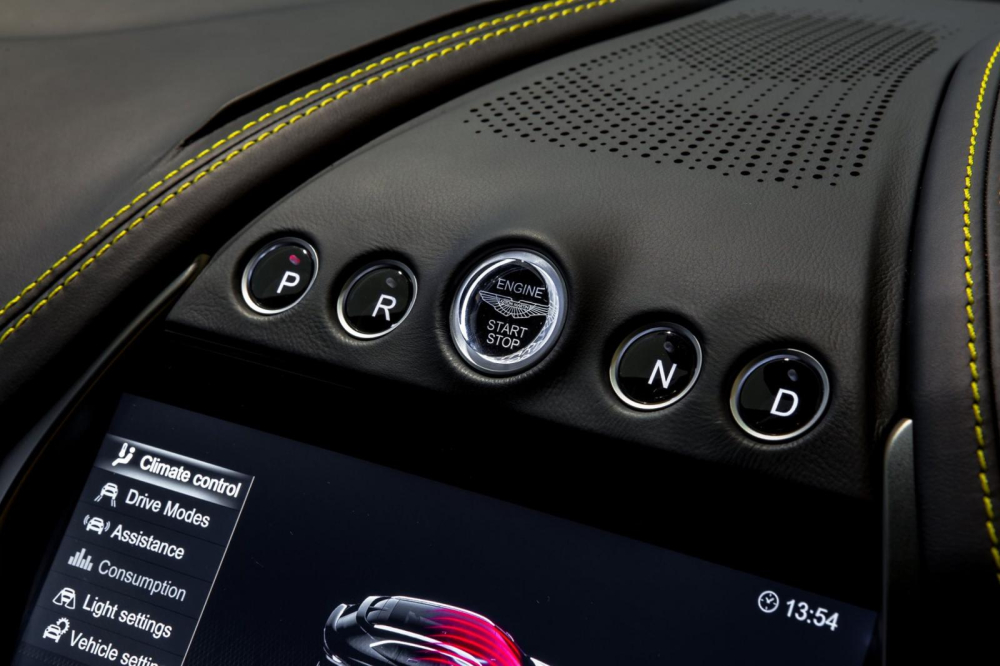 Điều th&uacute; vị l&agrave; Aston Martin DBX 2020 kh&ocirc;ng d&ugrave;ng hộp số tự động ZF 8 cấp như hai người anh em Vantage hay DB11. Thay v&agrave;o đ&oacute;, xe được trang bị hộp số tự động 9G-tronic 9 cấp do Mercedes-Benz cung cấp, truyền sức mạnh trực tiếp xuống cả 4 b&aacute;nh.