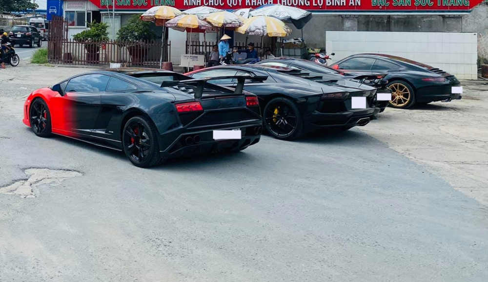  Lamborghini Gallardo LP560-4 độ body kit Squadra Corse với bộ cánh 2 màu đỏ đen