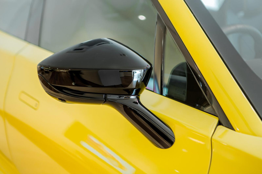 Ở ngoại thất chiếc SUV hạng sang cỡ lớn Aston Martin DBX mới ra mắt thị trường Malaysia với điểm nhấn l&agrave; th&ecirc;m trang bị Intrepid Aura c&oacute; m&agrave;u sơn v&agrave;ng Yellow Tang đi k&egrave;m nhiều chi tiết vốn mạ cr&ocirc;m s&aacute;ng b&oacute;ng nay đ&atilde; được sơn đen như viền cửa sổ, vỏ gương, nẹp sườn, cản va trước/sau hay lưới tản nhiệt.