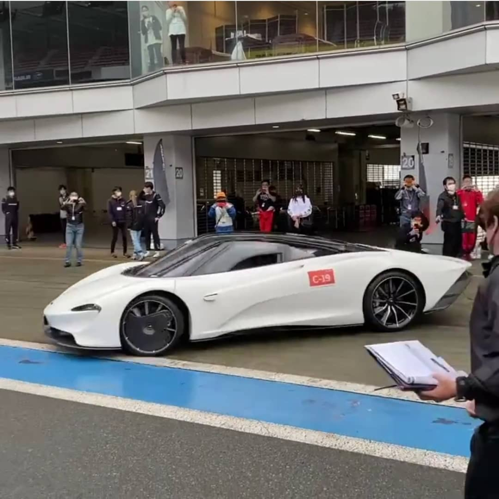 McLaren Speedtail lúc chuẩn bị thử sức ở đường đua Fuji Speedway