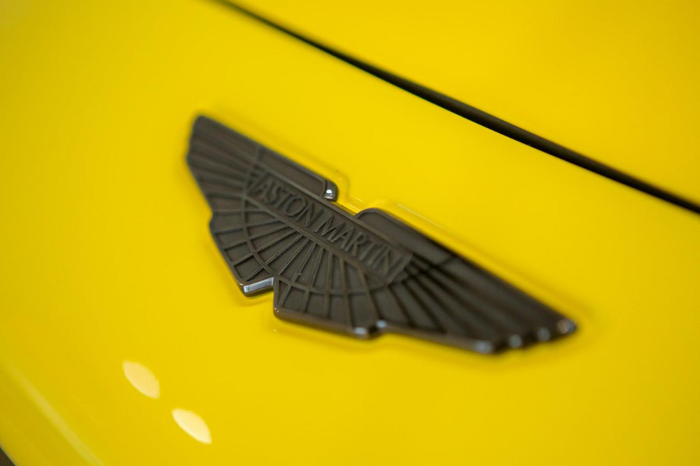 Cuối c&ugrave;ng l&agrave; logo c&aacute;nh chim Aston Martin ph&iacute;a trước đầu xe v&agrave; đằng sau sơn đen.  