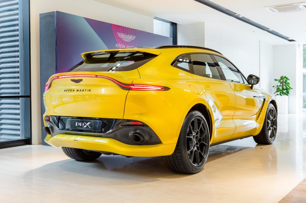 Được ph&aacute;t triển dựa tr&ecirc;n cơ sở gầm bệ d&agrave;nh ri&ecirc;ng với cấu tr&uacute;c nh&ocirc;m nhẹ, Aston Martin DBX 2020 sở hữu k&iacute;ch thước kh&aacute; lớn, cụ thể l&agrave; chiều d&agrave;i 5.039 mm, rộng 1.998 mm, cao 1.680 mm v&agrave; chiều d&agrave;i cơ sở 3.060 mm. Tuy nhi&ecirc;n, xe lại c&oacute; trọng lượng chỉ 2.245 kg.