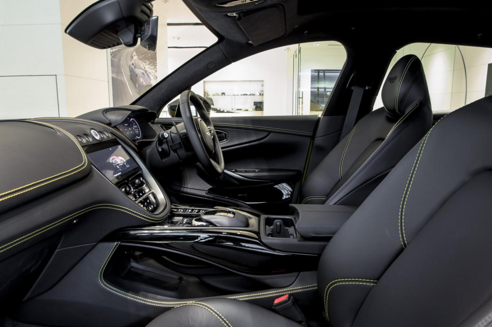 Nguồn cung cấp năng lượng cho Aston Martin DBX 2020 l&agrave; khối động cơ xăng V8, tăng &aacute;p k&eacute;p, dung t&iacute;ch 4.0 l&iacute;t cho Mercedes-AMG sản xuất. Động cơ tạo ra c&ocirc;ng suất tối đa 550 m&atilde; lực v&agrave; m&ocirc;-men xoắn cực đại 700 Nm đồng thời được trang bị c&ocirc;ng nghệ ngắt xi-lanh để giảm lượng xăng ti&ecirc;u thụ. Nhờ đ&oacute;, Aston Martin DBX 2020 c&oacute; thể tăng tốc từ 0-100 km/h trong thời gian 4,5 gi&acirc;y v&agrave; đạt vận tốc tối đa 291 km/h.