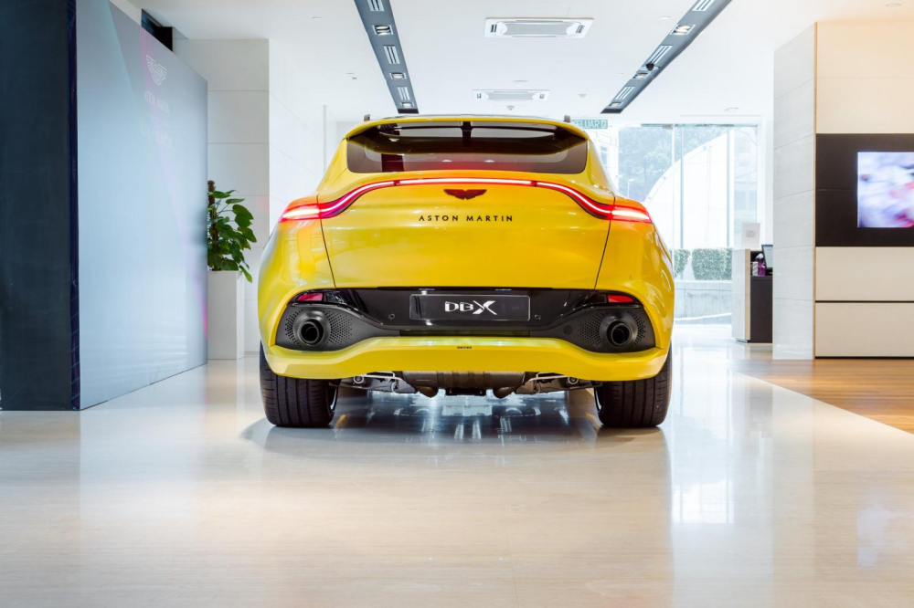 B&ecirc;n ngo&agrave;i, Aston Martin DBX 2020 mang tr&ecirc;n m&igrave;nh thiết kế kh&aacute; mượt m&agrave;, thể thao v&agrave; sang trọng. DBX mới được trang bị nắp cap&ocirc; d&agrave;i, trần xe thấp v&agrave; đi k&egrave;m những chi tiết đặc trưng của thương hiệu Aston Martin như lưới tản nhiệt rộng v&agrave; cụm đ&egrave;n pha h&igrave;nh bầu dục tr&ecirc;n đầu. Ngo&agrave;i ra, Aston Martin DBX 2020 c&ograve;n c&oacute; dải đ&egrave;n LED định vị ban ng&agrave;y bao quanh hốc gi&oacute; tr&ecirc;n cản trước.
