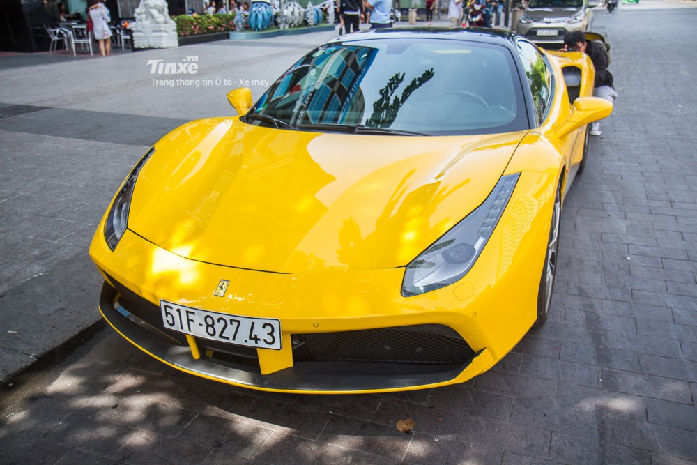 Diện mạo siêu xe Ferrari 488 GTB màu vàng của em trai Phan Thành