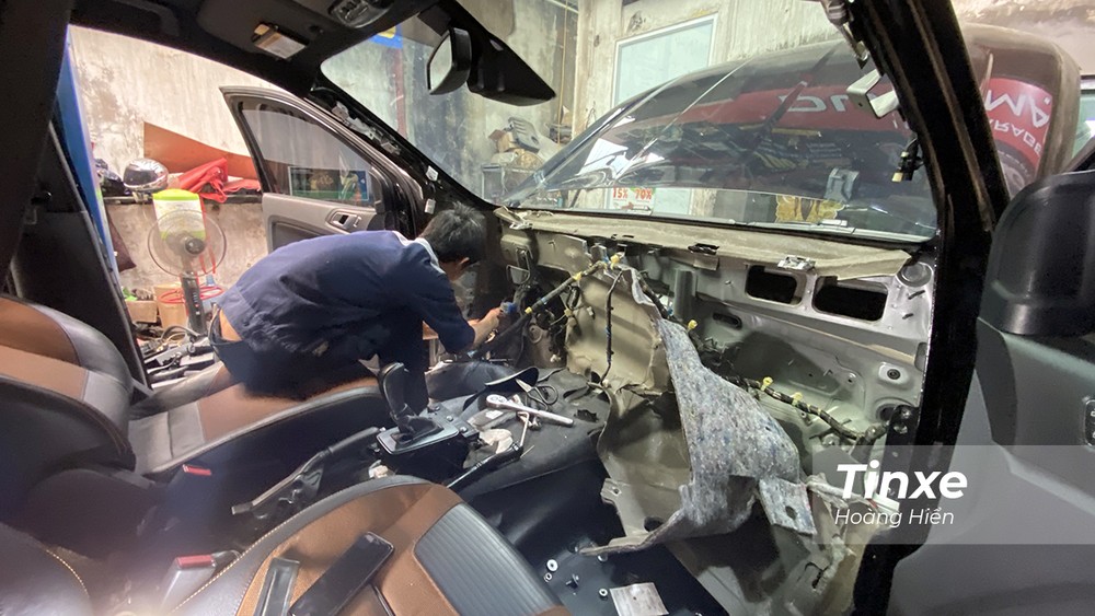 C&aacute;c mẫu xe thường được trang bị th&ecirc;m c&aacute;c lớp c&aacute;ch &acirc;m, ti&ecirc;u &acirc;m ở xung quanh xe để giảm thiểu tiếng ồn lọt v&agrave;o khoang l&aacute;i.