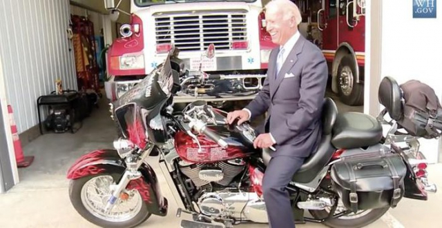 &Ocirc;ng Biden tr&ecirc;n chiếc xe m&ocirc; t&ocirc; ho&agrave;nh tr&aacute;ng Harley-Davidson