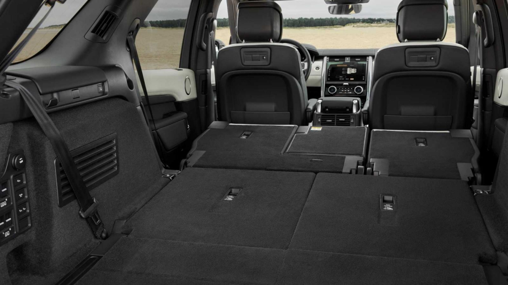 Khoang hành lý khi 2 hàng ghế sau gập xuống của Land Rover Discovery 2021