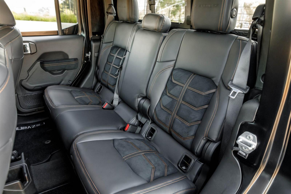 Ghế bọc da của Rezvani Hercules 6×6 Ghế bọc da của Rezvani Hercules 6×6
