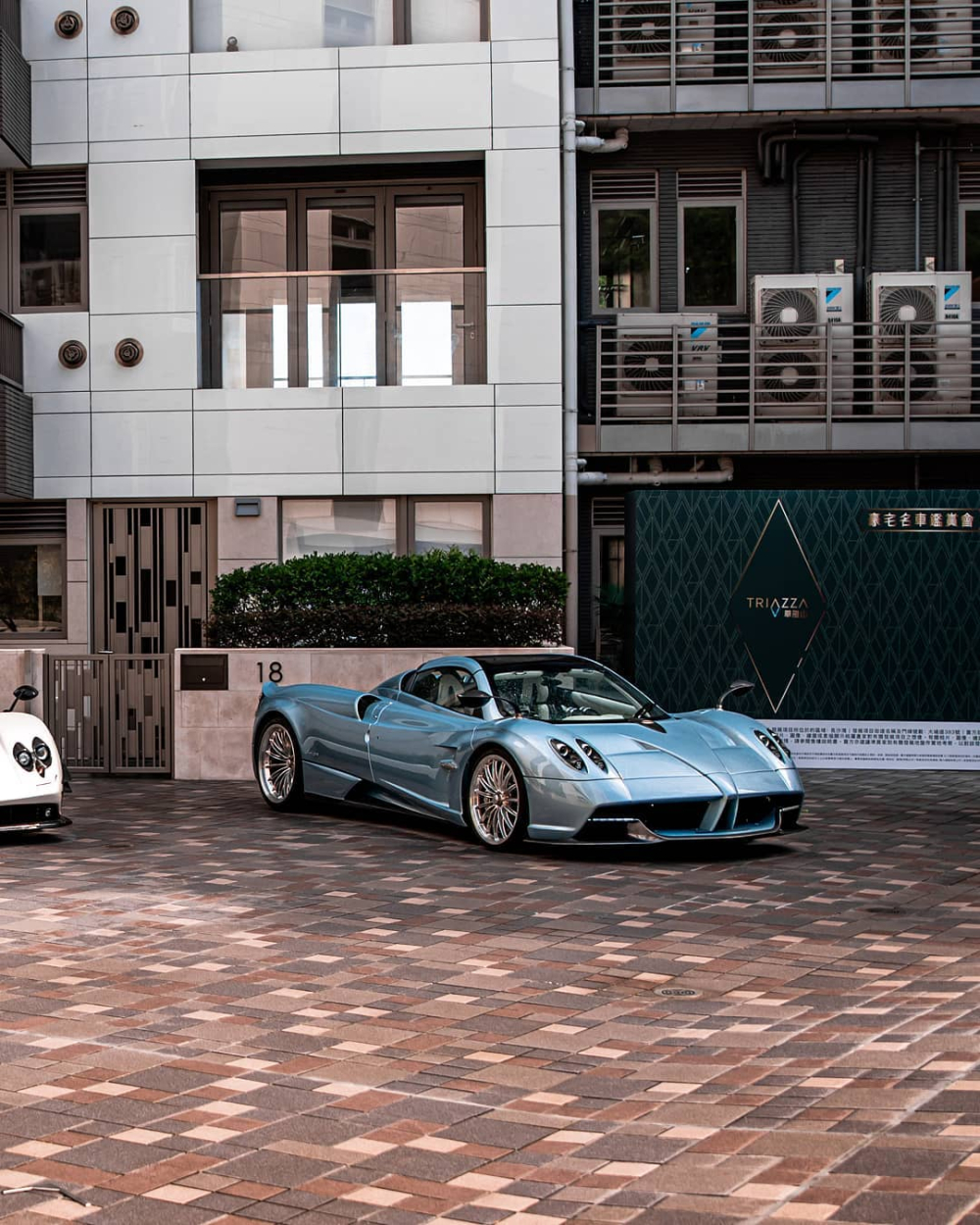 Một chiếc Pagani Huayra mui trần kh&aacute;c ở Hồng K&ocirc;ng. Số lượng xe Pagani ở Hương Cảng hơn 30 chiếc, nhiều nhất tại ch&acirc;u &Aacute; v&agrave; chỉ đứng sau v&agrave;i nước tr&ecirc;n thế giới như &Yacute;, Mỹ...