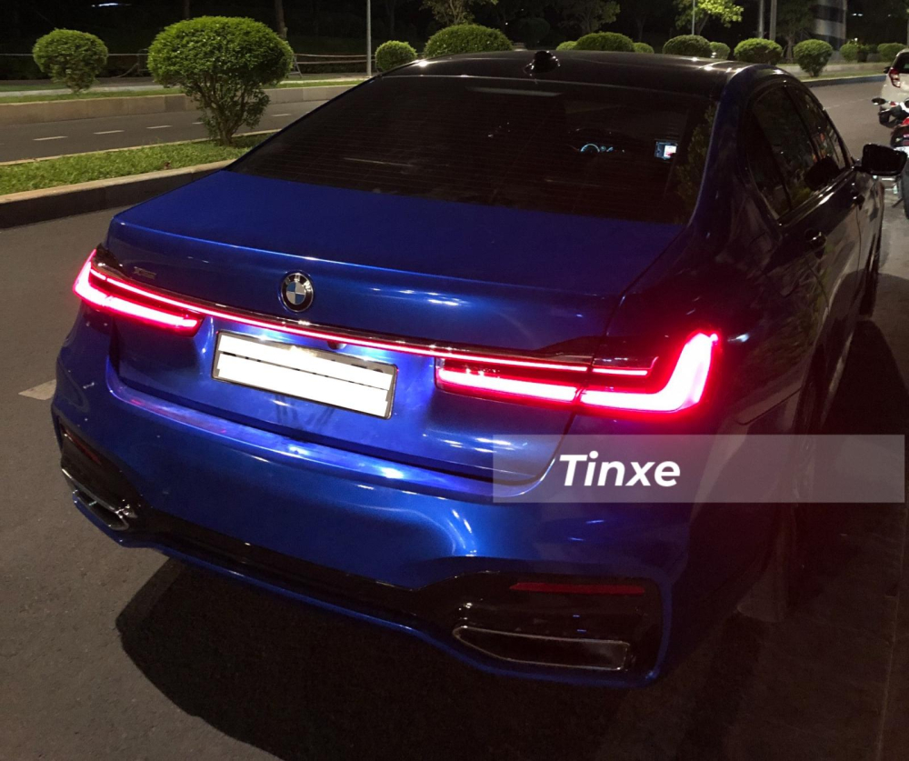 Đ&egrave;n hậu LED của BMW 740Li 2015 độ phi&ecirc;n bản 2020 khi m&agrave;n đ&ecirc;m xuống