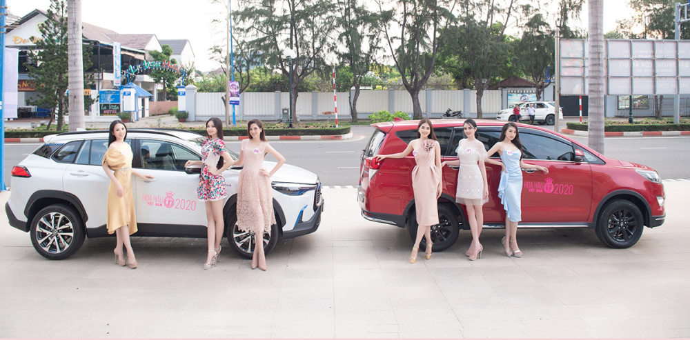 9 chiếc xe thuộc ba d&ograve;ng xe Innova, Corolla Cross v&agrave; Camry sẽ tham gia vận chuyển c&aacute;c th&iacute; sinh của cuộc thi Hoa hậu Việt Nam.