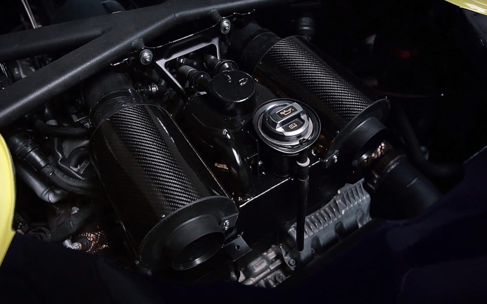 N&oacute; c&oacute; trang bị động cơ&nbsp;V10 dung t&iacute;ch 5.2 l&iacute;t từ Lamborghini, kết hợp 2 bộ tăng &aacute;p để sản sinh 1.100 m&atilde; lực