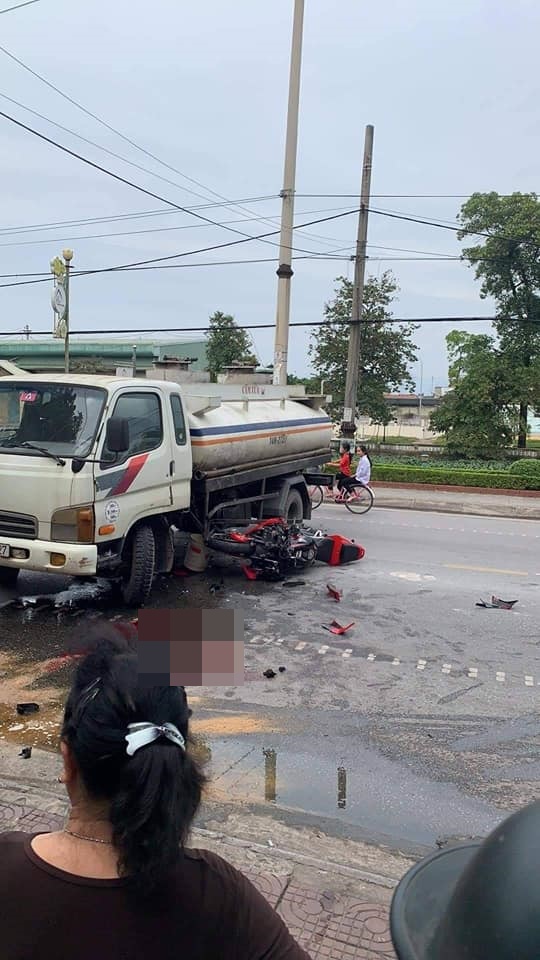 Chiếc xe m&ocirc; t&ocirc; ph&acirc;n khối lớn tan n&aacute;t tại hiện trường vụ tai nạn