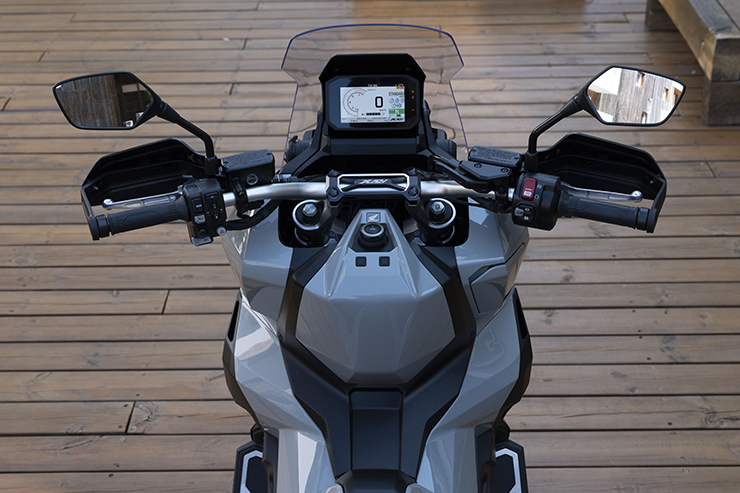 M&agrave;n h&igrave;nh m&agrave;u TFT mới hiện đại tr&ecirc;n Honda X-ADV 750 2021