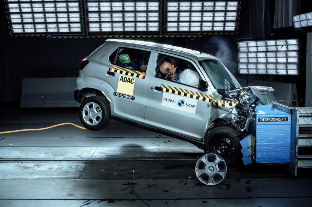 Suzuki S-Presso bị đ&aacute;nh gi&aacute; thấp cả về cấu tr&uacute;c v&agrave; khu vực s&agrave;n xe dưới ch&acirc;n người l&aacute;i