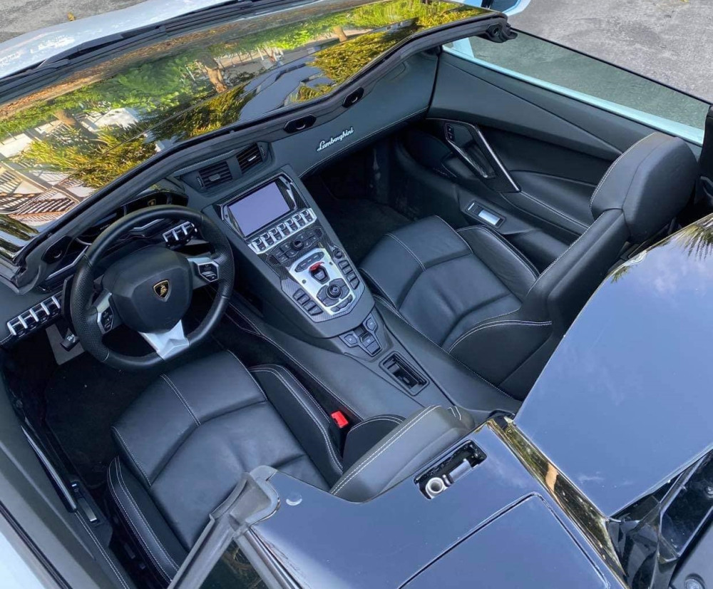 Nội thất chiếc si&ecirc;u xe mui trần Lamborghini Aventador LP700-4 Roadster n&agrave;y mang m&agrave;u đen