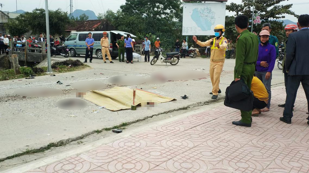 Vụ va chạm giao th&ocirc;ng giữa xe m&aacute;y v&agrave; xe ben tại tỉnh Ninh B&igrave;nh v&agrave;o chiều qua l&agrave;m 2 em học sinh tử vong tại chỗ