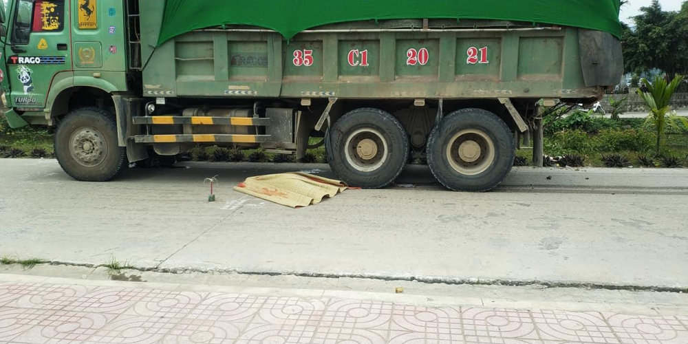 Một em học sinh tử vong dưới b&aacute;nh xe ben