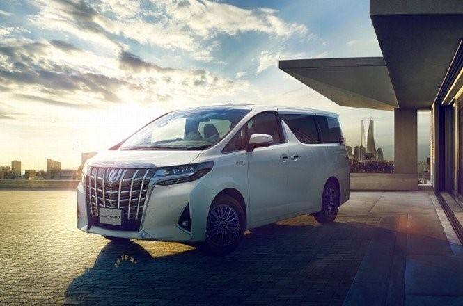 Vẻ ngoài sang trọng cùng kích cỡ tổng thể lớn của Toyota Alphard Luxury.