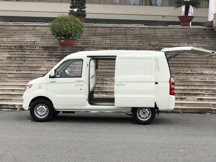 Tổng thể ngoại thất của xe van chở hàng