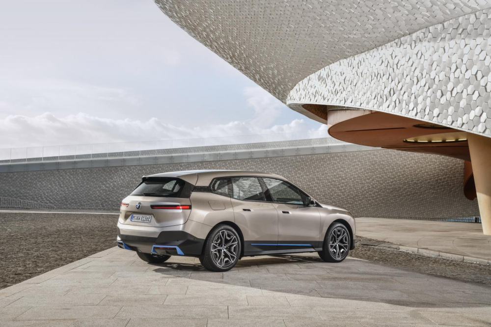 Ph&iacute;a sau của BMW iX 2021