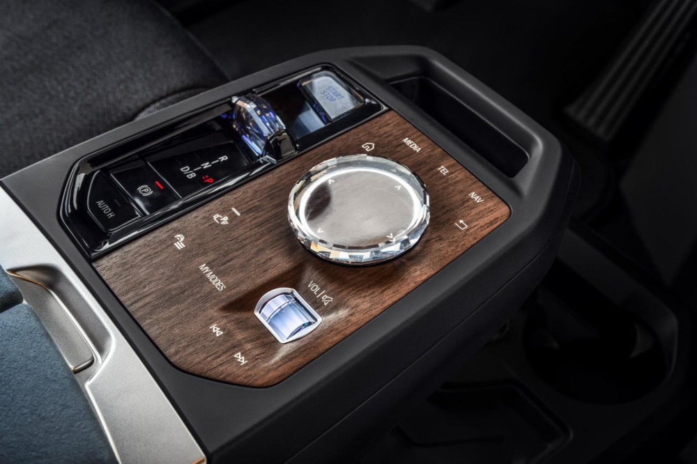 Cụm điều khiển trung t&acirc;m&nbsp;của BMW iX 2021