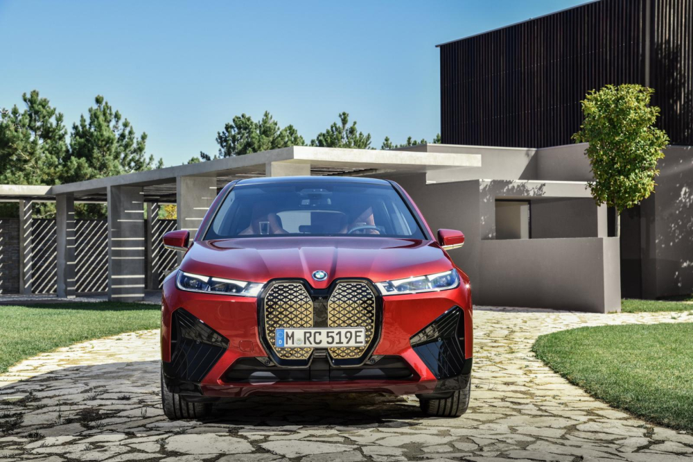 Trực diện đầu xe&nbsp;BMW iX 2021