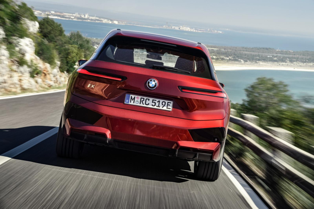 Trực diện đu&ocirc;i xe BMW iX 2021
