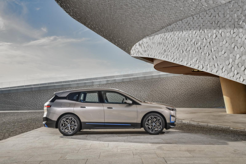 Ph&iacute;a sườn của BMW iX 2021