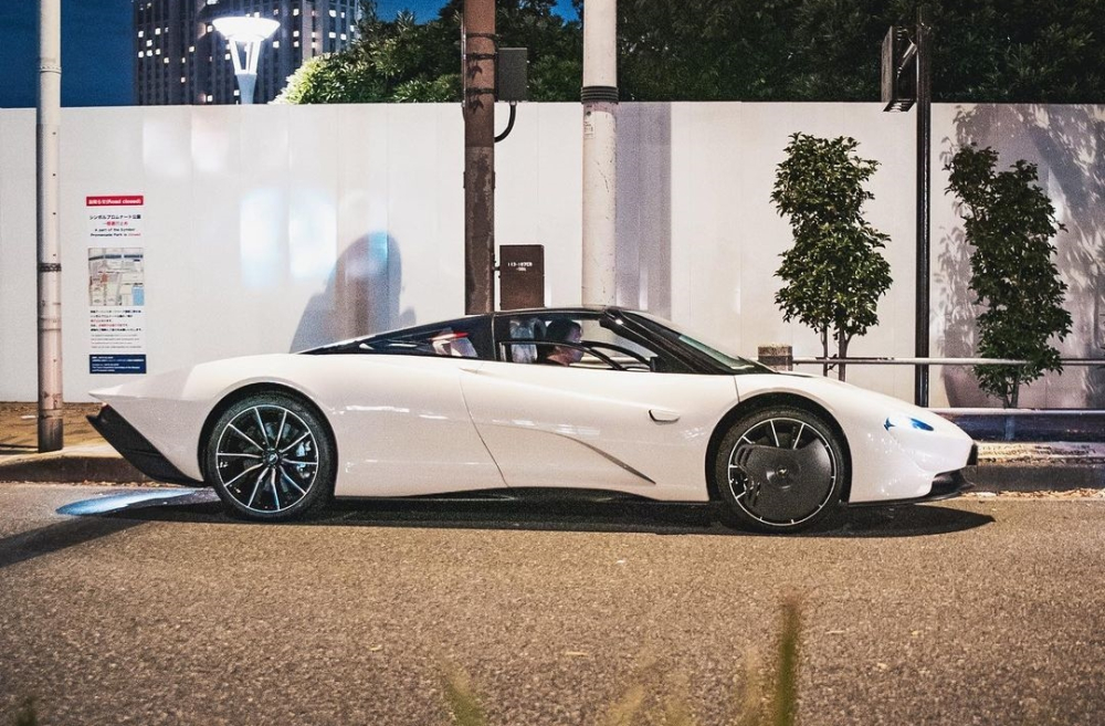McLaren Speedtail trên phố đêm ở Nhật Bản