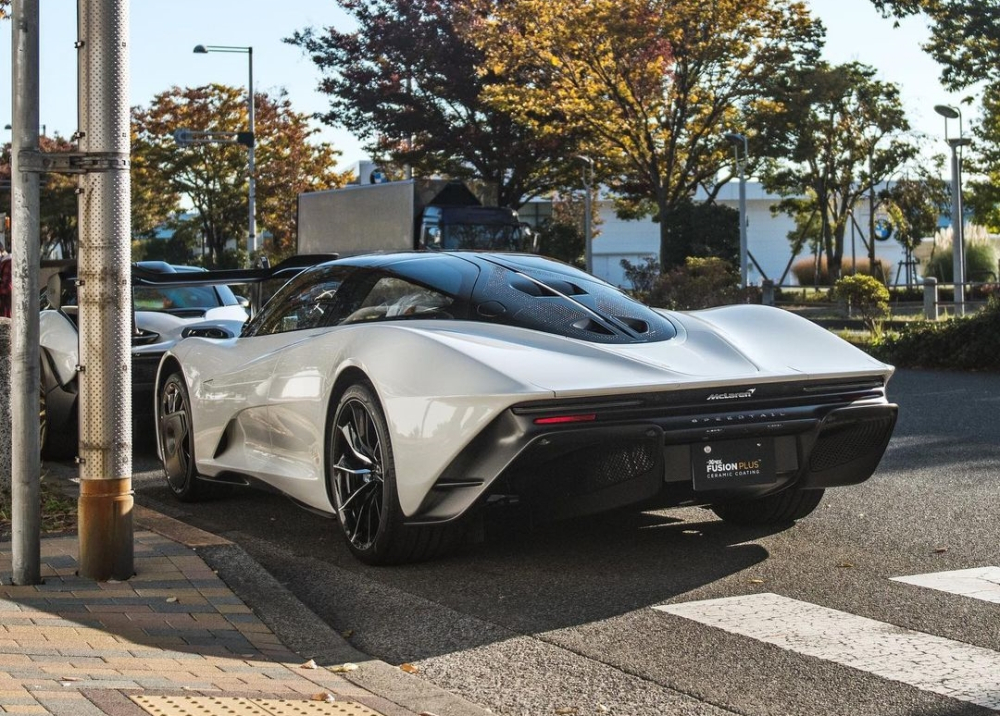 McLaren Speedtail và đỗ phía trước là McLaren Senna