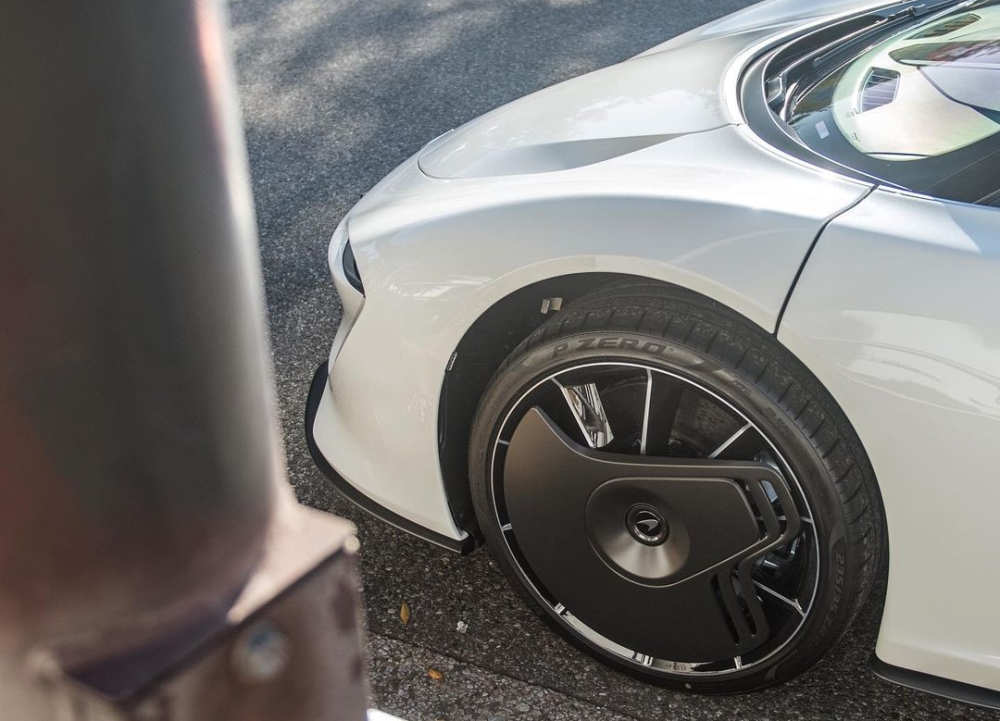 Hai bánh trước của McLaren Speedtail có thêm một che khí bằng carbon
