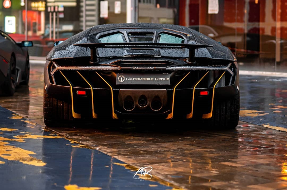 Đỗ kế bên Lamborghini Centenario chính là Lamborghini Reventon Đỗ kế bên Lamborghini Centenario chính là Lamborghini Reventon