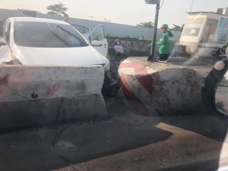 Chiếc xe Kia Cerato tông vào trụ bê tông ở trạm thu phí gần cầu Soi