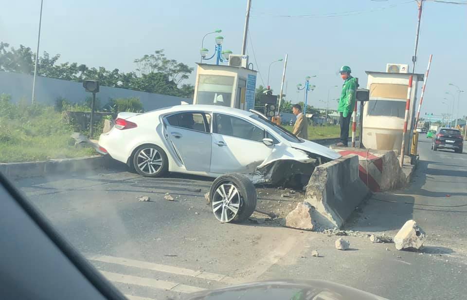vụ tai nạn làm chiếc xe Kia Cerato hư hỏng nặng đầu xe, 1 bánh trước long ra khỏi trục