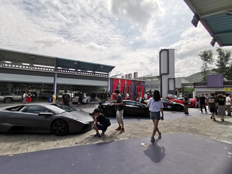 Lamborghini Reventon đỗ kế bên Lamborghini Aventador LP750-4 SV Lamborghini Reventon đỗ kế bên Lamborghini Aventador LP750-4 SV
