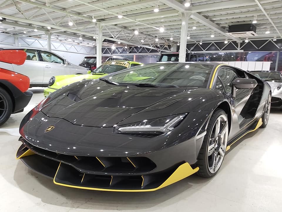 Chiếc siêu xe Lamborghini Centenario này có bộ áo là sợi carbon trần Chiếc siêu xe Lamborghini Centenario này có bộ áo là sợi carbon trần