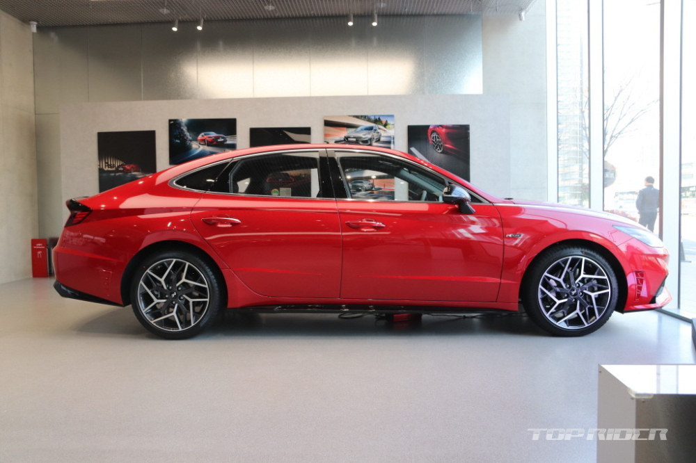 Hyundai Sonata N Line 2021 nhìn từ bên sườn