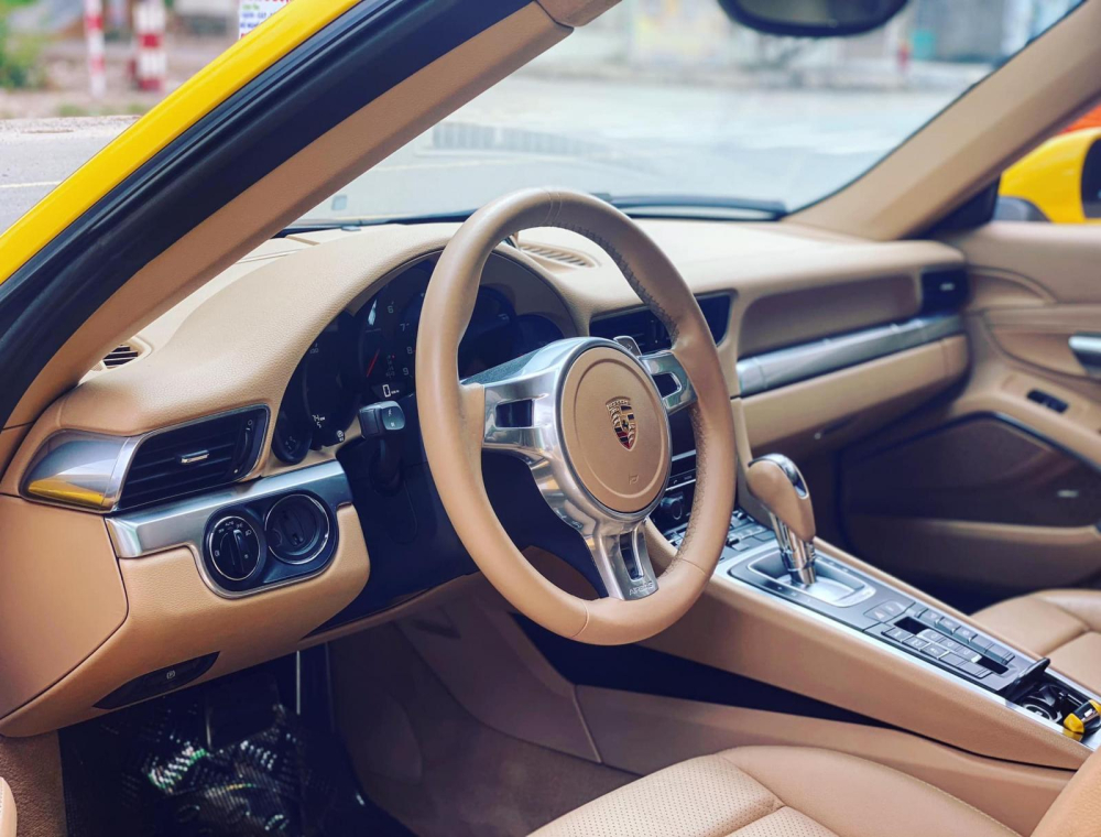 Đây là nội thất chiếc xe thể thao Porsche 911 của CEO 21 tuổi mới mua Đây là nội thất chiếc xe thể thao Porsche 911 của CEO 21 tuổi mới mua
