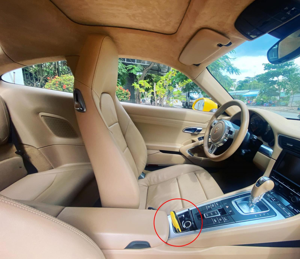 Chiếc chìa khoá màu vàng của mẫu xe thể thao Posche 911 giống hệt chìa khoá mà bạn gái Tống Đông Khuê chia sẻ Chiếc chìa khoá màu vàng của mẫu xe thể thao Posche 911 giống hệt chìa khoá mà bạn gái Tống Đông Khuê chia sẻ