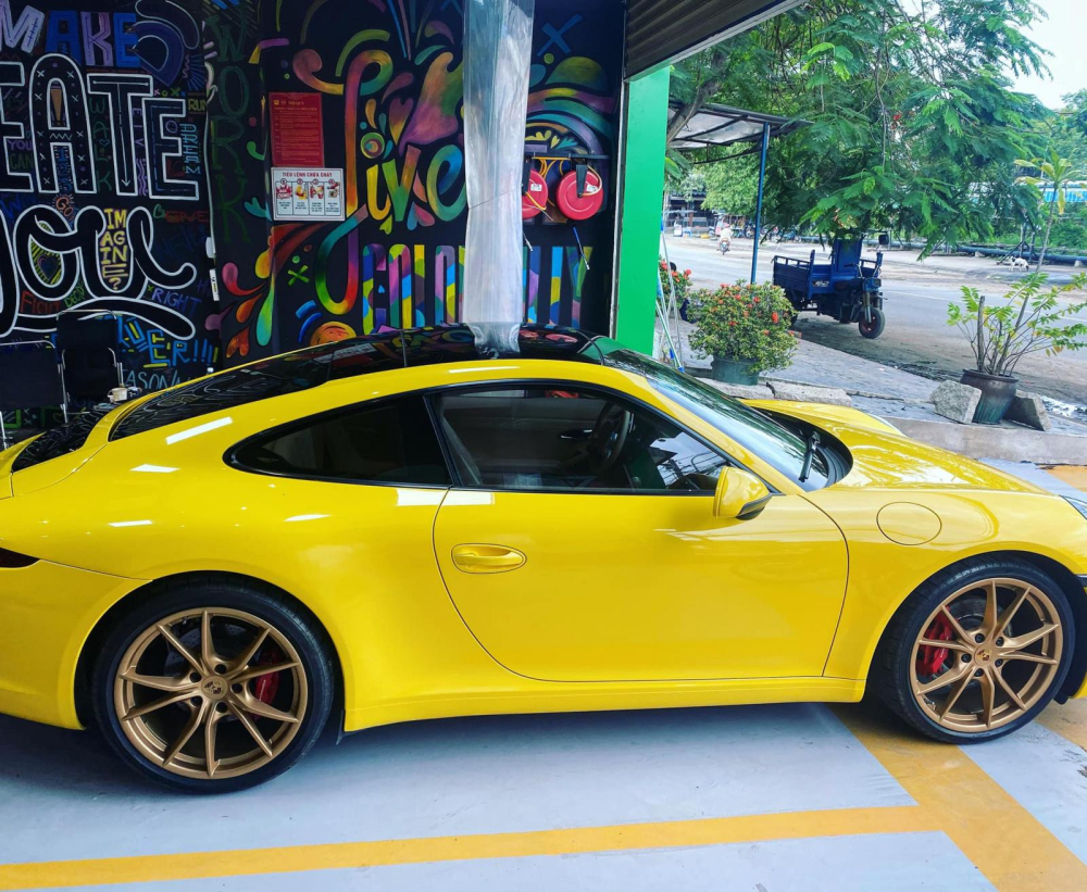 Trước đó, một người chuyên mua bán siêu xe và xe thể thao tại quận 8 đã chia sẻ chiếc Porsche 911 này đã tìm thấy chủ nhân và người mua chính là Tống Đông Khuê Trước đó, một người chuyên mua bán siêu xe và xe thể thao tại quận 8 đã chia sẻ chiếc Porsche 911 này đã tìm thấy chủ nhân và người mua chính là Tống Đông Khuê