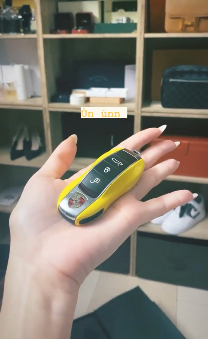 Hình ảnh chìa khoá xe Porsche được bạn gái Tống Đông Khuê chia sẻ lên mạng xã hội gần đây Hình ảnh chìa khoá xe Porsche được bạn gái Tống Đông Khuê chia sẻ lên mạng xã hội gần đây
