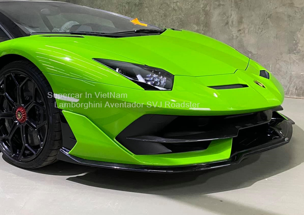 Chiếc siêu xe mui trần Lamborghini Aventador SVJ LP770-4 Roadster về Lào có màu sơn xanh lá