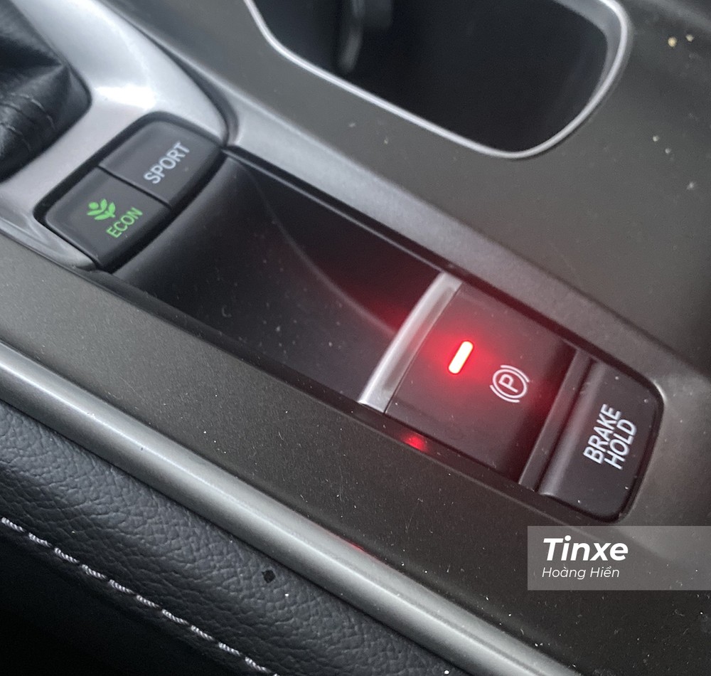 Phanh tay tự động Auto Hold/Brake Hold sẽ gi&uacute;p người l&aacute;i xe thoải m&aacute;i hơn khi dừng đ&egrave;n đỏ.